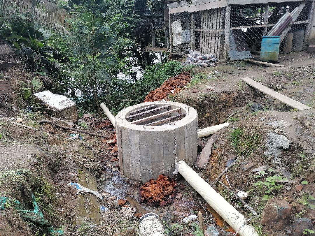 Sin contratiempos se desarrollan en el momento las labores de construcción del alcantarillado sanitario en la cabecera municipal del Medio Baudó, proyecto liderado en todas sus fases por la entidad departamental hasta lograr su viabilidad técnica y financiera ante él ministerio de Vivienda Ciudad y Territorio que busca brindar acceso al servicio de saneamiento básico a 2.379 habitantes aproximadamente en la actualidad y 3.286 proyectados en un horizonte de 25 años.